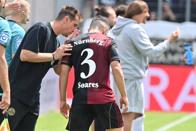 02.08.2025, xjrdrx, Fussball 2.Bundesliga, SV Elversberg - 1.FC Nürnberg v.l. Trainer Miroslav Klose (1.FC Nuernberg) gibt Anweisungen, gestikuliert, mit den Armen gestikulieren gives instructions, gesticulate Danilo Soares (1.FC Nuernberg) (DFL DFB REGULATIONS PROHIBIT ANY USE OF PHOTOGRAPHS as IMAGE SEQUENCES and or QUASI-VIDEO) Elversberg