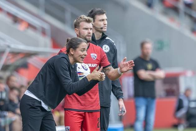 Ingolstadt, Deutschland 02. August 2025: 3. Liga - 2025 2026 - FC Ingolstadt 04 vs. SSV Jahn Regensburg Im Bild: v.li. Trainerin Sabrina Wittmann (FCI) und Yannick Deichmann (FCI) DFB regulations prohibit any use of photographs as image sequences and or quasi-video Copyright: xFotostandx xSchäferx