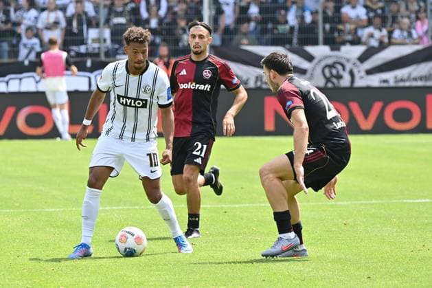 02.08.2025, xjrdrx, Fussball 2.Bundesliga, SV Elversberg - 1.FC Nürnberg v.l. Berkay Yilmaz (1.FC Nuernberg) Fisnik Conte (SV Elversberg) Luka Lochoshvili (1.FC Nuernberg) Zweikampf, Aktion, action, battle for the ball (DFL DFB REGULATIONS PROHIBIT ANY USE OF PHOTOGRAPHS as IMAGE SEQUENCES and or QUASI-VIDEO) Elversberg