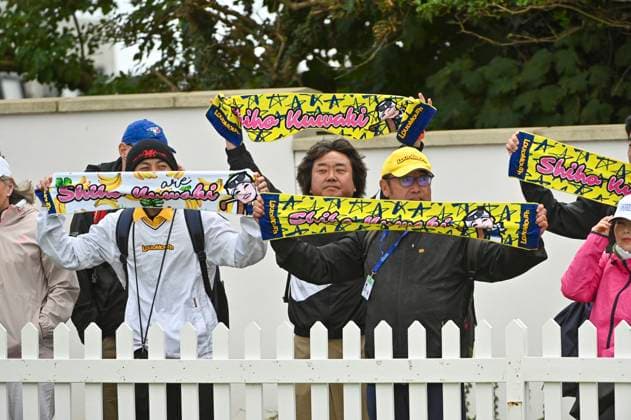 1st August 2025; Royal Porthcawl Golf Club, Porthcawl, Wales; AIG Womens Open Golf, Round 2; Shiho Kuwaki fans holding banners on the 1st tee  AledxHopkins
