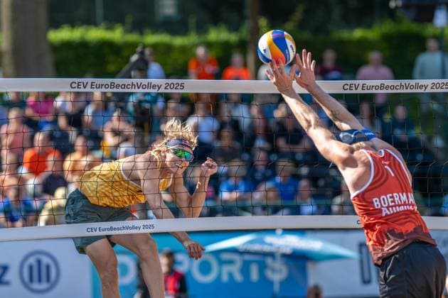 RECORD DATE NOT STATED European Championship, EM, Europameisterschaft - Beachvolleyball Düsseldorf, 03.08.2025 Jonathan Hellvig. (SWE) gelb im Angriff, Stefan Boermans (NED) rot im Block; European Championship - Beachvolleyball Düsseldorf am 03.08.2025 Copyright: xBEAUTIFULxSPORTS PeterxWeberx