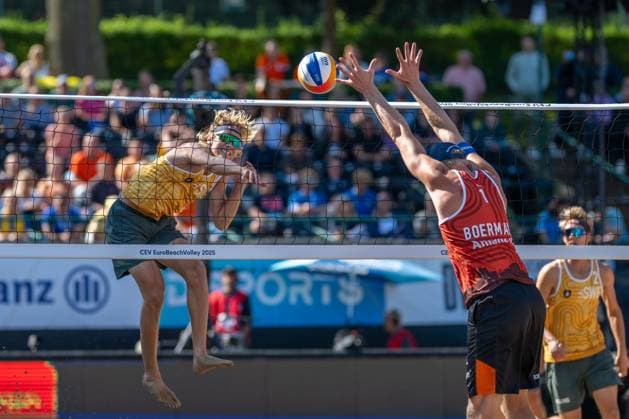 RECORD DATE NOT STATED European Championship, EM, Europameisterschaft - Beachvolleyball Düsseldorf, 03.08.2025 Jonathan Hellvig. (SWE) gelb im Angriff, Stefan Boermans (NED) rot im Block; European Championship - Beachvolleyball Düsseldorf am 03.08.2025 Copyright: xBEAUTIFULxSPORTS PeterxWeberx