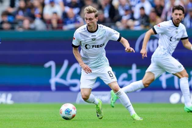 Joshua Mees (SC Preussen Muenster) kontrolliert den Ball, 2. Bundesliga, Karlsruher SC v Preußen Münster, BBBank Wildpark am 02. August 2025 in Karlsruhe, Deutschland. (Foto von Marco Steinbrenner DeFodi Images) Joshua Mees (SC Preussen Muenster) controls the ball, 2. Bundesliga, Karlsruher SC v Preußen Münster, BBBank Wildpark, August 2, 2025 in Karlsruhe, Germany. (Photo by Marco Steinbrenner DeFodi Images) DFB DFL REGULATIONS PROHIBIT ANY USE OF PHOTOGRAPHS AS IMAGE SEQUENCES AND OR QUASI-VIDEO. *** Joshua Mees SC Preussen Muenster controls the ball, 2 Bundesliga, Karlsruher SC v Preußen Münster, BBBank Wildpark on August 02, 2025 in Karlsruhe, Germany Photo by Marco Steinbrenner DeFodi Images Joshua Mees SC Preussen Muenster controls the ball, 2 Bundesliga, Karlsruher SC v Preußen Münster, BBBank Wildpark, August 2, 2025 in Karlsruhe, Germany Photo by Marco Steinbrenner DeFodi Images DFB DFL REGULATIONS PROHIBIT ANY USE OF PHOTOGRAPHS AS IMAGE SEQUENCES AND OR QUASI VIDEO