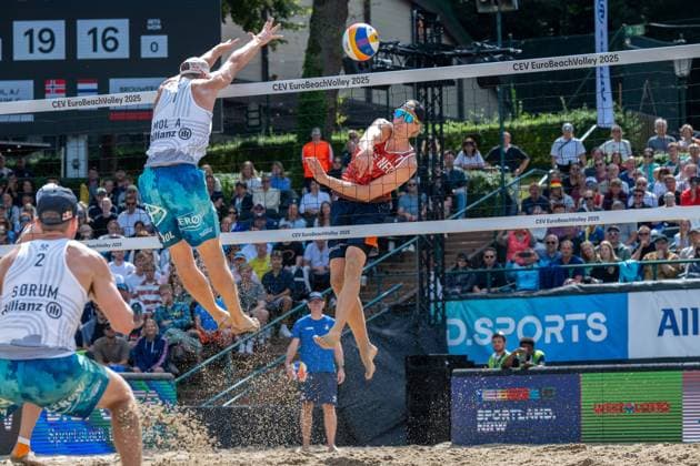 RECORD DATE NOT STATED European Championship, EM, Europameisterschaft - Beachvolleyball Düsseldorf, 03.08.2025 Steven van de Velde (rot, NED) im Angriff, Anders Berntsen Mol (NOR) weiß im Block; European Championship - Beachvolleyball Düsseldorf am 03.08.2025 Copyright: xBEAUTIFULxSPORTS PeterxWeberx
