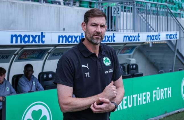 Trainer Thomas Kleine (Spvgg Greuther Fuerth), Spvgg Greuther Fuerth vs. SG Dynamo Dresden, DFL, 2. Bundesliga, Saison 2025 2026, Hinrunde, 1. Spieltag, 03.08.2025 DFB regulations prohibit any use of photographs as image sequences and or quasi-video Fuerth Bayern Deutschland