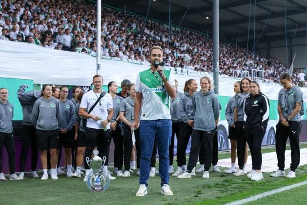 Ehrung der Frauen-Mannschaft der Spvgg Greuther Fuerth fuer die vergangene Saison mit Stadionsprecher Julian Pecher, Spvgg Greuther Fuerth vs. SG Dynamo Dresden, DFL, 2. Bundesliga, Saison 2025 2026, Hinrunde, 1. Spieltag, 03.08.2025 DFB regulations prohibit any use of photographs as image sequences and or quasi-video Fuerth Bayern Deutschland