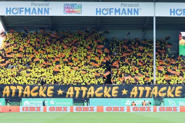 Die Fans von Dynamo Dresden zeigen eine Choreographie, 2. Bundesliga, SpVgg Greuther Fürth v Dynamo Dresden, Sportpark Ronhof Thomas Sommer am 03. August 2025 in Fürth, Deutschland. (Foto von Marco Steinbrenner DeFodi Images) The fans of Dynamo Dresden show a choreography, 2. Bundesliga, SpVgg Greuther Fürth v Dynamo Dresden, Sportpark Ronhof Thomas Sommer, August 3, 2025 in Fürth, Germany. (Photo by Marco Steinbrenner DeFodi Images) DFB DFL REGULATIONS PROHIBIT ANY USE OF PHOTOGRAPHS AS IMAGE SEQUENCES AND OR QUASI-VIDEO.