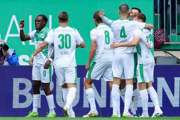 Noel Futkeu (SpVgg Greuther Fuerth) bejubelt seinen Treffer mit den Teamkollegen, 2. Bundesliga, SpVgg Greuther Fürth v Dynamo Dresden, Sportpark Ronhof Thomas Sommer am 03. August 2025 in Fürth, Deutschland. (Foto von Marco Steinbrenner DeFodi Images) Noel Futkeu (SpVgg Greuther Fuerth) celebrates his goal with teammates, 2. Bundesliga, SpVgg Greuther Fürth v Dynamo Dresden, Sportpark Ronhof Thomas Sommer, August 3, 2025 in Fürth, Germany. (Photo by Marco Steinbrenner DeFodi Images) DFB DFL REGULATIONS PROHIBIT ANY USE OF PHOTOGRAPHS AS IMAGE SEQUENCES AND OR QUASI-VIDEO.