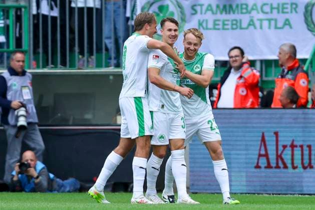 Felix Klaus (SpVgg Greuther Fuerth) bejubelt seinen Treffer zum 2:0 mit Mathias Olesen (SpVgg Greuther Fuerth) und Jannik Dehm (SpVgg Greuther Fuerth), 2. Bundesliga, SpVgg Greuther Fürth v Dynamo Dresden, Sportpark Ronhof Thomas Sommer am 03. August 2025 in Fürth, Deutschland. (Foto von Marco Steinbrenner DeFodi Images) Felix Klaus (SpVgg Greuther Fuerth) celebrates after scoring his teams second goal with Mathias Olesen (SpVgg Greuther Fuerth) and Jannik Dehm (SpVgg Greuther Fuerth), 2. Bundesliga, SpVgg Greuther Fürth v Dynamo Dresden, Sportpark Ronhof Thomas Sommer, August 3, 2025 in Fürth, Germany. (Photo by Marco Steinbrenner DeFodi Images) DFB DFL REGULATIONS PROHIBIT ANY USE OF PHOTOGRAPHS AS IMAGE SEQUENCES AND OR QUASI-VIDEO.