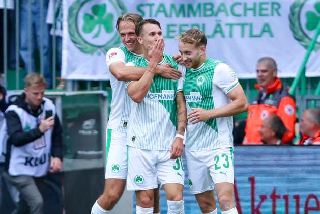 Felix Klaus (SpVgg Greuther Fuerth) bejubelt seinen Treffer zum 2:0 mit Mathias Olesen (SpVgg Greuther Fuerth) und Jannik Dehm (SpVgg Greuther Fuerth), 2. Bundesliga, SpVgg Greuther Fürth v Dynamo Dresden, Sportpark Ronhof Thomas Sommer am 03. August 2025 in Fürth, Deutschland. (Foto von Marco Steinbrenner DeFodi Images) Felix Klaus (SpVgg Greuther Fuerth) celebrates after scoring his teams second goal with Mathias Olesen (SpVgg Greuther Fuerth) and Jannik Dehm (SpVgg Greuther Fuerth), 2. Bundesliga, SpVgg Greuther Fürth v Dynamo Dresden, Sportpark Ronhof Thomas Sommer, August 3, 2025 in Fürth, Germany. (Photo by Marco Steinbrenner DeFodi Images) DFB DFL REGULATIONS PROHIBIT ANY USE OF PHOTOGRAPHS AS IMAGE SEQUENCES AND OR QUASI-VIDEO.