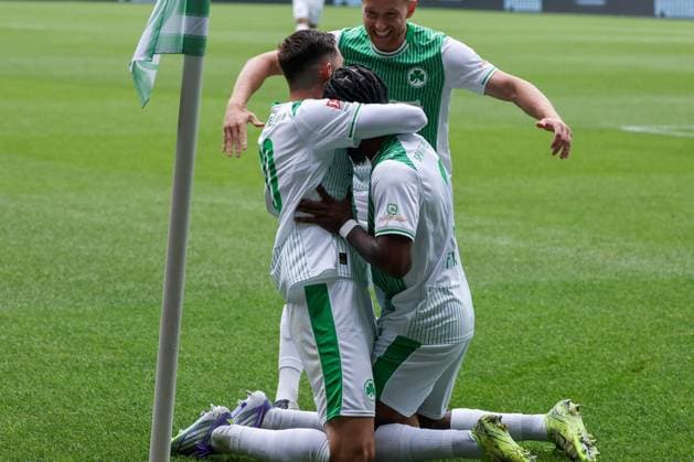 Torjubel der Mannschaft (Spvgg Greuther Fuerth) nach dem 1:0 durch Noel Futkeu 9 (Spvgg Greuther Fuerth), Spvgg Greuther Fuerth vs. SG Dynamo Dresden, DFL, 2. Bundesliga, Saison 2025 2026, Hinrunde, 1. Spieltag, 03.08.2025 DFB regulations prohibit any use of photographs as image sequences and or quasi-video Fuerth Bayern Deutschland