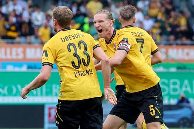Christoph Daferner (Dynamo Dresden) bejubelt seinen Treffer zum 2:1 mit Vinko Sapina (Dynamo Dresden), 2. Bundesliga, SpVgg Greuther Fürth v Dynamo Dresden, Sportpark Ronhof Thomas Sommer am 03. August 2025 in Fürth, Deutschland. (Foto von Marco Steinbrenner DeFodi Images) Christoph Daferner (Dynamo Dresden) celebrates after scoring his teams first goal with Vinko Sapina (Dynamo Dresden), 2. Bundesliga, SpVgg Greuther Fürth v Dynamo Dresden, Sportpark Ronhof Thomas Sommer, August 3, 2025 in Fürth, Germany. (Photo by Marco Steinbrenner DeFodi Images) DFB DFL REGULATIONS PROHIBIT ANY USE OF PHOTOGRAPHS AS IMAGE SEQUENCES AND OR QUASI-VIDEO.