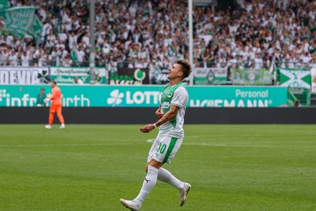 Felix Klaus 30 (Spvgg Greuther Fuerth) jubelt nach dem 2:0, Spvgg Greuther Fuerth vs. SG Dynamo Dresden, DFL, 2. Bundesliga, Saison 2025 2026, Hinrunde, 1. Spieltag, 03.08.2025 DFB regulations prohibit any use of photographs as image sequences and or quasi-video Fuerth Bayern Deutschland