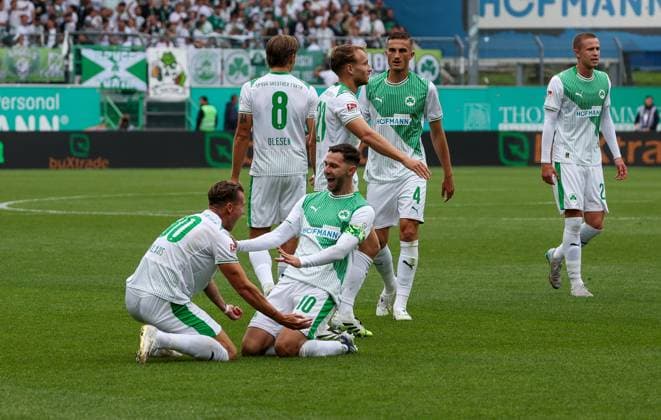 Felix Klaus 30 (Spvgg Greuther Fuerth) jubelt nach seinem 2:0 mit Flankengeber Branimir Hrgota 10 (Spvgg Greuther Fuerth), Spvgg Greuther Fuerth vs. SG Dynamo Dresden, DFL, 2. Bundesliga, Saison 2025 2026, Hinrunde, 1. Spieltag, 03.08.2025 DFB regulations prohibit any use of photographs as image sequences and or quasi-video Fuerth Bayern Deutschland