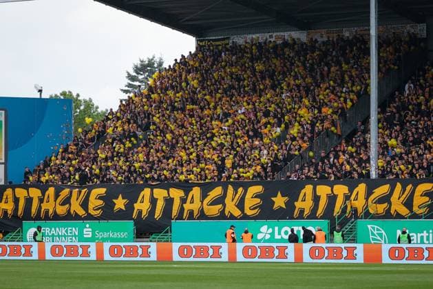 Der Fanblock aus Dresden mit ihrem Slogan, Spvgg Greuther Fuerth vs. SG Dynamo Dresden, DFL, 2. Bundesliga, Saison 2025 2026, Hinrunde, 1. Spieltag, 03.08.2025 DFB regulations prohibit any use of photographs as image sequences and or quasi-video Fuerth Bayern Deutschland
