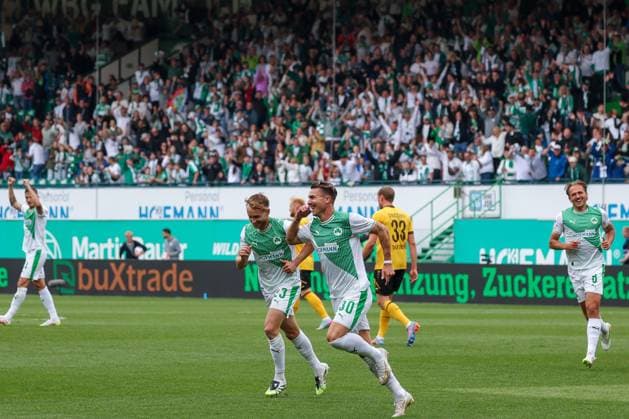 Felix Klaus 30 (Spvgg Greuther Fuerth) jubelt nach seinem Kopfballtreffer zum 2:0, Spvgg Greuther Fuerth vs. SG Dynamo Dresden, DFL, 2. Bundesliga, Saison 2025 2026, Hinrunde, 1. Spieltag, 03.08.2025 DFB regulations prohibit any use of photographs as image sequences and or quasi-video Fuerth Bayern Deutschland