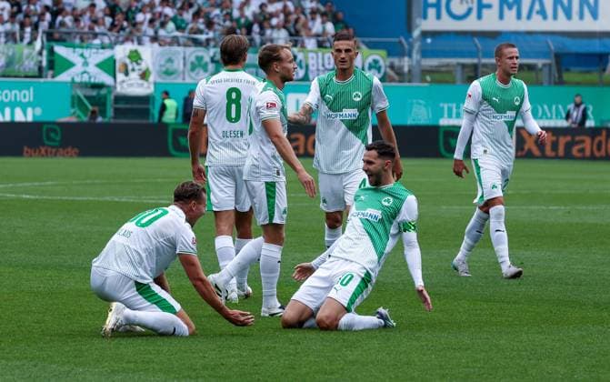 Felix Klaus 30 (Spvgg Greuther Fuerth) jubelt nach seinem 2:0 mit Flankengeber Branimir Hrgota 10 (Spvgg Greuther Fuerth), Spvgg Greuther Fuerth vs. SG Dynamo Dresden, DFL, 2. Bundesliga, Saison 2025 2026, Hinrunde, 1. Spieltag, 03.08.2025 DFB regulations prohibit any use of photographs as image sequences and or quasi-video Fuerth Bayern Deutschland