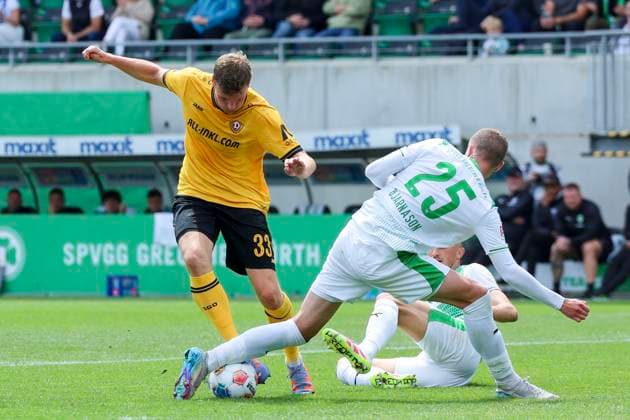 Christoph Daferner (Dynamo Dresden) und Brynjar Ingi Bjarnason (SpVgg Greuther Fuerth) kaempfen um den Ball, 2. Bundesliga, SpVgg Greuther Fürth v Dynamo Dresden, Sportpark Ronhof Thomas Sommer am 03. August 2025 in Fürth, Deutschland. (Foto von Marco Steinbrenner DeFodi Images) Christoph Daferner (Dynamo Dresden) und Brynjar Ingi Bjarnason (SpVgg Greuther Fuerth) battle for the ball, 2. Bundesliga, SpVgg Greuther Fürth v Dynamo Dresden, Sportpark Ronhof Thomas Sommer, August 3, 2025 in Fürth, Germany. (Photo by Marco Steinbrenner DeFodi Images) DFB DFL REGULATIONS PROHIBIT ANY USE OF PHOTOGRAPHS AS IMAGE SEQUENCES AND OR QUASI-VIDEO.