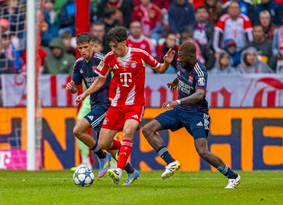 02.08.2025, Fussball Bundesliga 2025 2026, Freundschaftsspiel, FC Bayern München - Olympique Lyon, in der Allianz-Arena München, David Santos Daiber (mitte, Bayern München) am Ball