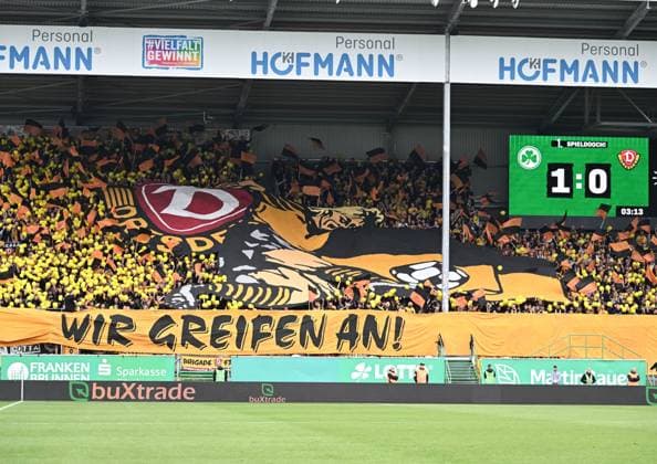 03.08.2025, xsltx, Fussball 2.Bundesliga, SpVgg Greuther Fuerth - Dynamo Dresden v.l. Choreo Dresden (DFL DFB REGULATIONS PROHIBIT ANY USE OF PHOTOGRAPHS as IMAGE SEQUENCES and or QUASI-VIDEO)