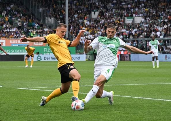 03.08.2025, xsltx, Fussball 2.Bundesliga, SpVgg Greuther Fuerth - Dynamo Dresden v.l. Jakob Lemmer (Dynamo Dresden), Philipp Ziereis (Spvgg. Greuther Fürth) (DFL DFB REGULATIONS PROHIBIT ANY USE OF PHOTOGRAPHS as IMAGE SEQUENCES and or QUASI-VIDEO)