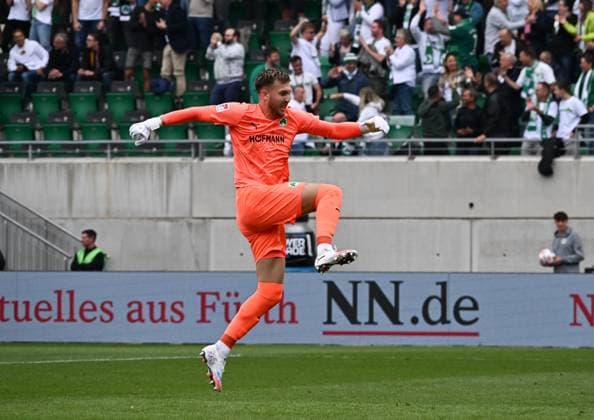 03.08.2025, xsltx, Fussball 2.Bundesliga, SpVgg Greuther Fuerth - Dynamo Dresden v.l. Jubel von Pelle Boevink (Spvgg. Greuther Fürth) nach dem 2:0 von Felix Klaus (Spvgg. Greuther Fürth) (DFL DFB REGULATIONS PROHIBIT ANY USE OF PHOTOGRAPHS as IMAGE SEQUENCES and or QUASI-VIDEO)
