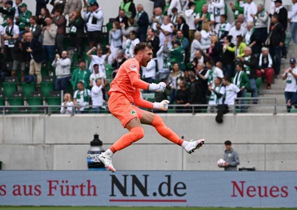03.08.2025, xsltx, Fussball 2.Bundesliga, SpVgg Greuther Fuerth - Dynamo Dresden v.l. Jubel von Pelle Boevink (Spvgg. Greuther Fürth) nach dem 2:0 von Felix Klaus (Spvgg. Greuther Fürth) (DFL DFB REGULATIONS PROHIBIT ANY USE OF PHOTOGRAPHS as IMAGE SEQUENCES and or QUASI-VIDEO)