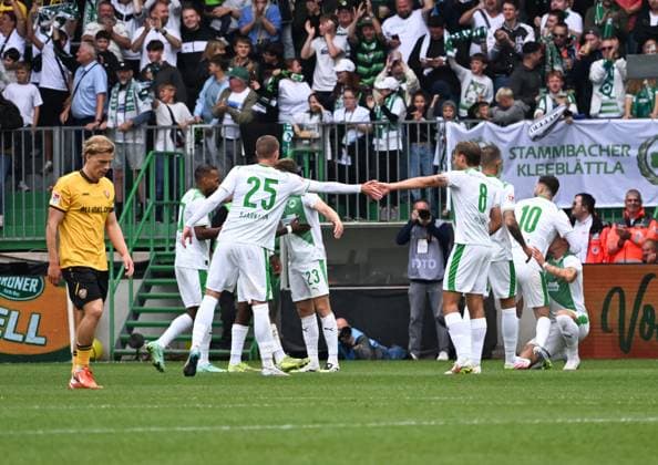 03.08.2025, xsltx, Fussball 2.Bundesliga, SpVgg Greuther Fuerth - Dynamo Dresden v.l. Fürther Jubel nach dem 2:0 von Felix Klaus (Spvgg. Greuther Fürth) (DFL DFB REGULATIONS PROHIBIT ANY USE OF PHOTOGRAPHS as IMAGE SEQUENCES and or QUASI-VIDEO)