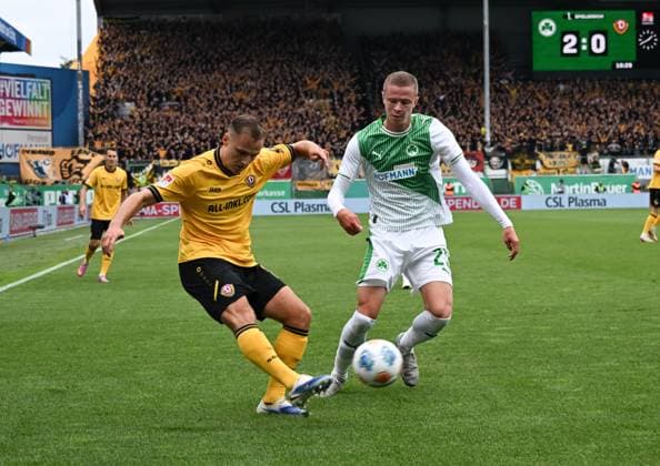 03.08.2025, xsltx, Fussball 2.Bundesliga, SpVgg Greuther Fuerth - Dynamo Dresden v.l. Jakob Lemmer (Dynamo Dresden), Brynjar Ingi Bjarnason (Spvgg. Greuther Fürth) (DFL DFB REGULATIONS PROHIBIT ANY USE OF PHOTOGRAPHS as IMAGE SEQUENCES and or QUASI-VIDEO)