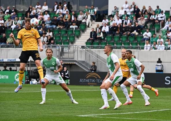 03.08.2025, xsltx, Fussball 2.Bundesliga, SpVgg Greuther Fuerth - Dynamo Dresden v.l. Christoph Daferner (Dynamo Dresden) markiert per Kopfball den Anschlusstreffer zum 1:2 (DFL DFB REGULATIONS PROHIBIT ANY USE OF PHOTOGRAPHS as IMAGE SEQUENCES and or QUASI-VIDEO)