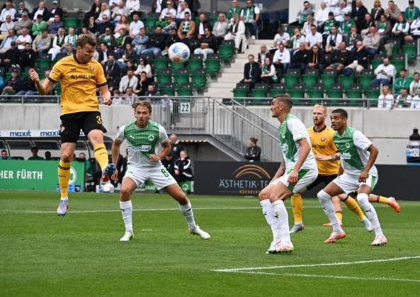 03.08.2025, xsltx, Fussball 2.Bundesliga, SpVgg Greuther Fuerth - Dynamo Dresden v.l. Christoph Daferner (Dynamo Dresden) markiert per Kopfball den Anschlusstreffer zum 1:2 (DFL DFB REGULATIONS PROHIBIT ANY USE OF PHOTOGRAPHS as IMAGE SEQUENCES and or QUASI-VIDEO)