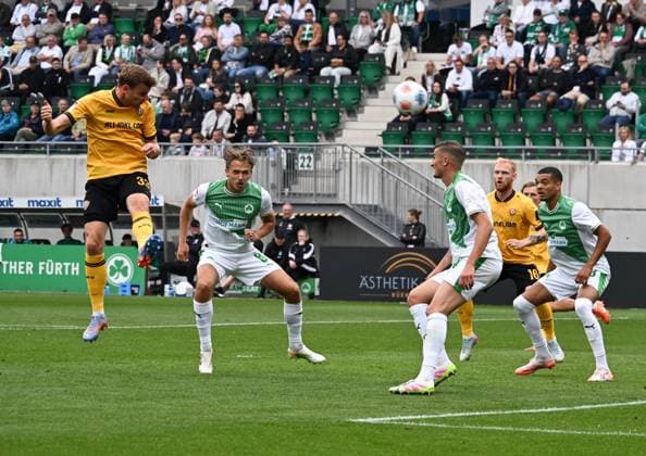 03.08.2025, xsltx, Fussball 2.Bundesliga, SpVgg Greuther Fuerth - Dynamo Dresden v.l. Christoph Daferner (Dynamo Dresden) markiert per Kopfball den Anschlusstreffer zum 1:2 (DFL DFB REGULATIONS PROHIBIT ANY USE OF PHOTOGRAPHS as IMAGE SEQUENCES and or QUASI-VIDEO)