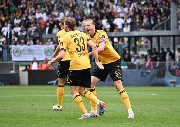 03.08.2025, xsltx, Fussball 2.Bundesliga, SpVgg Greuther Fuerth - Dynamo Dresden v.l. Christoph Daferner (Dynamo Dresden) nach seinem Tor zum 1:2, re. Vinko Å apina (Dynamo Dresden) (DFL DFB REGULATIONS PROHIBIT ANY USE OF PHOTOGRAPHS as IMAGE SEQUENCES and or QUASI-VIDEO)