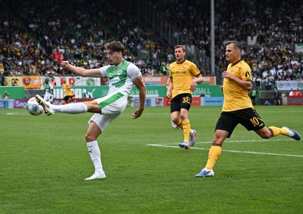 03.08.2025, xsltx, Fussball 2.Bundesliga, SpVgg Greuther Fuerth - Dynamo Dresden v.l. Reno Morris Münz (Spvgg. Greuther Fürth), Christoph Daferner (Dynamo Dresden), Jakob Lemmer (Dynamo Dresden) (DFL DFB REGULATIONS PROHIBIT ANY USE OF PHOTOGRAPHS as IMAGE SEQUENCES and or QUASI-VIDEO)