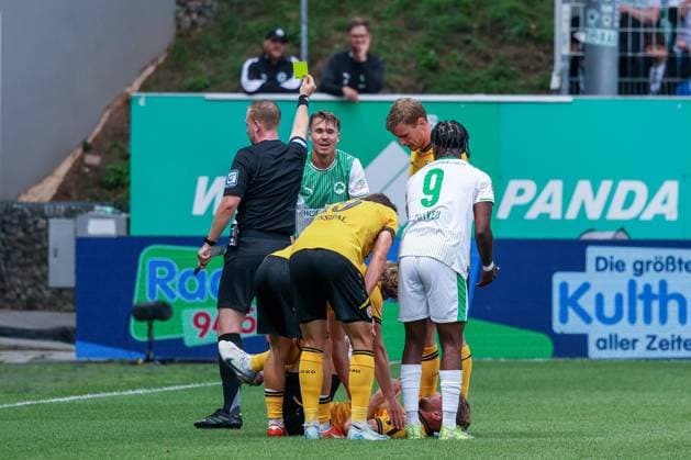 Gelbe Karte fuer Felix Klaus 30 (Spvgg Greuther Fuerth) von Schiedsrichter Referee Lars Erbst, Spvgg Greuther Fuerth vs. SG Dynamo Dresden, DFL, 2. Bundesliga, Saison 2025 2026, Hinrunde, 1. Spieltag, 03.08.2025 DFB regulations prohibit any use of photographs as image sequences and or quasi-video Fuerth Bayern Deutschland