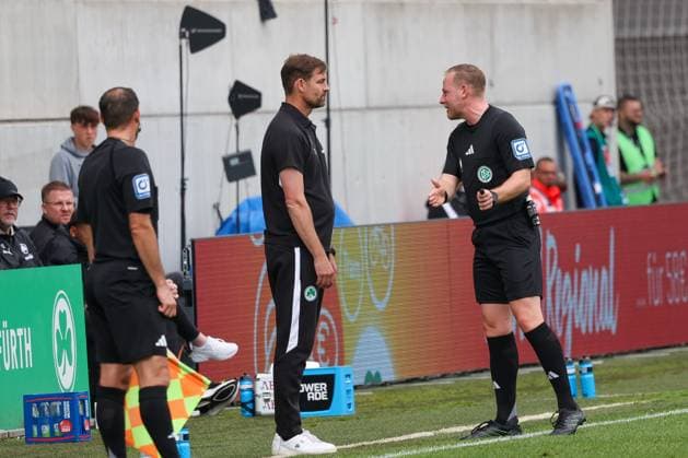 Ermahnung fuer Trainer Thomas Kleine (Spvgg Greuther Fuerth) von Schiedsrichter Referee Lars Erbst, Spvgg Greuther Fuerth vs. SG Dynamo Dresden, DFL, 2. Bundesliga, Saison 2025 2026, Hinrunde, 1. Spieltag, 03.08.2025 DFB regulations prohibit any use of photographs as image sequences and or quasi-video Fuerth Bayern Deutschland