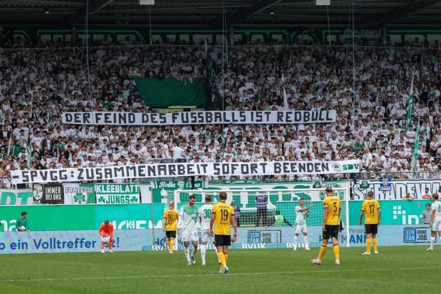 Protestband der Fuerther Fans, Spvgg Greuther Fuerth vs. SG Dynamo Dresden, DFL, 2. Bundesliga, Saison 2025 2026, Hinrunde, 1. Spieltag, 03.08.2025 DFB regulations prohibit any use of photographs as image sequences and or quasi-video Fuerth Bayern Deutschland