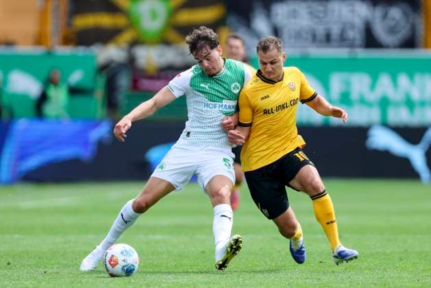 Reno Muenz (SpVgg Greuther Fuerth) und Jakob Lemmer (Dynamo Dresden) kaempfen um den Ball, 2. Bundesliga, SpVgg Greuther Fürth v Dynamo Dresden, Sportpark Ronhof Thomas Sommer am 03. August 2025 in Fürth, Deutschland. (Foto von Marco Steinbrenner DeFodi Images) Reno Muenz (SpVgg Greuther Fuerth) und Jakob Lemmer (Dynamo Dresden) battle for the ball, 2. Bundesliga, SpVgg Greuther Fürth v Dynamo Dresden, Sportpark Ronhof Thomas Sommer, August 3, 2025 in Fürth, Germany. (Photo by Marco Steinbrenner DeFodi Images) DFB DFL REGULATIONS PROHIBIT ANY USE OF PHOTOGRAPHS AS IMAGE SEQUENCES AND OR QUASI-VIDEO.
