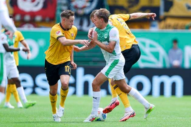 Jakob Lemmer (Dynamo Dresden), Mathias Olesen (SpVgg Greuther Fuerth) und Vinko Sapina (Dynamo Dresden) kaempfen um den Ball, 2. Bundesliga, SpVgg Greuther Fürth v Dynamo Dresden, Sportpark Ronhof Thomas Sommer am 03. August 2025 in Fürth, Deutschland. (Foto von Marco Steinbrenner DeFodi Images) Jakob Lemmer (Dynamo Dresden), Mathias Olesen (SpVgg Greuther Fuerth) und Vinko Sapina (Dynamo Dresden) battle for the ball, 2. Bundesliga, SpVgg Greuther Fürth v Dynamo Dresden, Sportpark Ronhof Thomas Sommer, August 3, 2025 in Fürth, Germany. (Photo by Marco Steinbrenner DeFodi Images) DFB DFL REGULATIONS PROHIBIT ANY USE OF PHOTOGRAPHS AS IMAGE SEQUENCES AND OR QUASI-VIDEO.