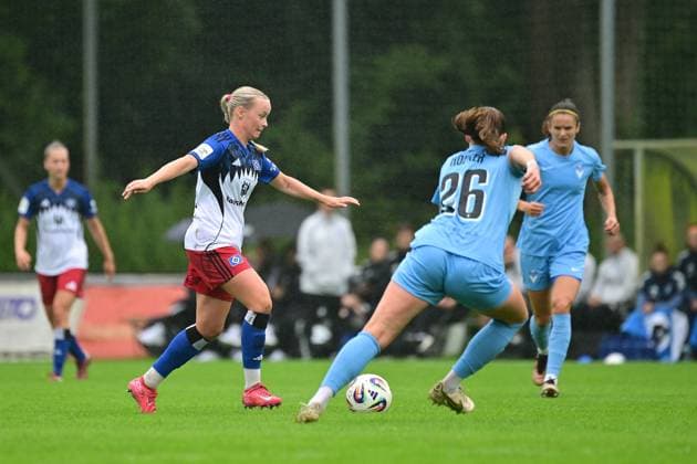 Fußball I Frauen I Saison 2025-2026 I Testspiel I Hamburger SV - FC Viktoria 1889 Berlin I 03.08.2025 Mia Büchele (17, Hamburger SV) gegen Anna Höfker (26, FC Viktoria Berlin) Hamburg Paul Hauenschild Sportanlage Hamburg Deutschland Copyright: xLobeca FelixxSchlikisx