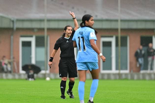 Fußball I Frauen I Saison 2025-2026 I Testspiel I Hamburger SV - FC Viktoria 1889 Berlin I 03.08.2025 Anzeigen für die Torhüterin von der Schiedsrichterin 8 Sekunden Regel Hamburg Paul Hauenschild Sportanlage Hamburg Deutschland Copyright: xLobeca FelixxSchlikisx