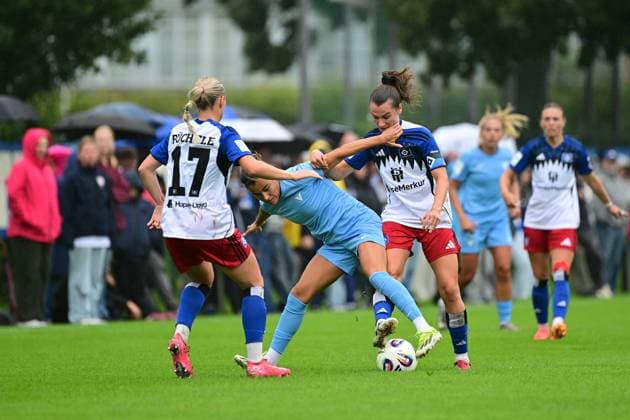 Fußball I Frauen I Saison 2025-2026 I Testspiel I Hamburger SV - FC Viktoria 1889 Berlin I 03.08.2025 Mia Büchele (17, Hamburger SV) Aylin Yaren (25, FC Viktoria Berlin) Pauline Annette Machtens (28, Hamburger SV) Hamburg Paul Hauenschild Sportanlage Hamburg Deutschland Copyright: xLobeca FelixxSchlikisx