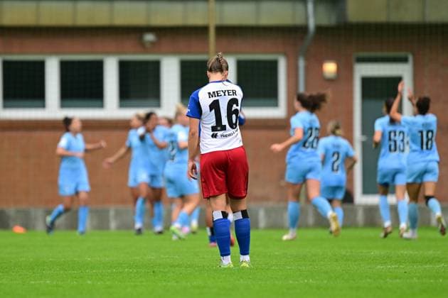 Fußball I Frauen I Saison 2025-2026 I Testspiel I Hamburger SV - FC Viktoria 1889 Berlin I 03.08.2025 Christin Martina Ingrid Meyer (16, Hamburger SV) und im Hintergrund Jubel, Begeisterung, Enthusiasmus, Euphorie, Freude, Glücksgefühl, Heiterkeit bei: FC Viktoria Berlin Frauen Hamburg Paul Hauenschild Sportanlage Hamburg Deutschland Copyright: xLobeca FelixxSchlikisx