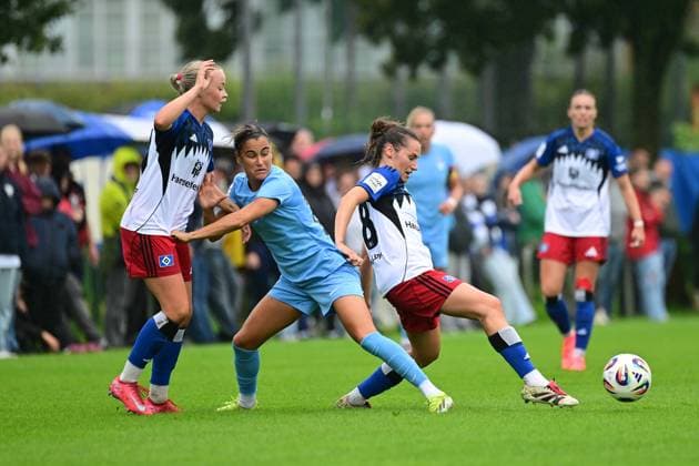 Fußball I Frauen I Saison 2025-2026 I Testspiel I Hamburger SV - FC Viktoria 1889 Berlin I 03.08.2025 Mia Büchele (17, Hamburger SV) Aylin Yaren (25, FC Viktoria Berlin) Pauline Annette Machtens (28, Hamburger SV) Hamburg Paul Hauenschild Sportanlage Hamburg Deutschland Copyright: xLobeca FelixxSchlikisx