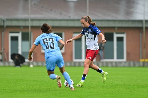 Fußball I Frauen I Saison 2025-2026 I Testspiel I Hamburger SV - FC Viktoria 1889 Berlin I 03.08.2025 Laura Casanovas Diaz (53, FC Viktoria Berlin) Victoria Schulz (19, Hamburger SV) Hamburg Paul Hauenschild Sportanlage Hamburg Deutschland Copyright: xLobeca FelixxSchlikisx