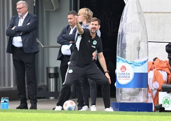 03.08.2025, xsltx, Fussball 2.Bundesliga, SpVgg Greuther Fuerth - Dynamo Dresden v.l. Thomas Kleine (Trainer Spvgg. Greuther Fürth) (DFL DFB REGULATIONS PROHIBIT ANY USE OF PHOTOGRAPHS as IMAGE SEQUENCES and or QUASI-VIDEO)