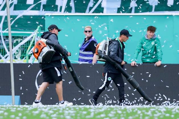 Nach einer Choreographie der Fans der SpVgg Greuther Fuerth muessen Helfer das Papier mit Laubblaesern vom Rasen entfernen. Das Spiel ist kurzzeitig unterbrochen, 2. Bundesliga, SpVgg Greuther Fürth v Dynamo Dresden, Sportpark Ronhof Thomas Sommer am 03. August 2025 in Fürth, Deutschland. (Foto von Marco Steinbrenner DeFodi Images) After a choreography by the fans of SpVgg Greuther Fuerth, helpers have to remove the paper from the pitch with leaf blowers. The game is briefly interrupted, 2. Bundesliga, SpVgg Greuther Fürth v Dynamo Dresden, Sportpark Ronhof Thomas Sommer, August 3, 2025 in Fürth, Germany. (Photo by Marco Steinbrenner DeFodi Images) DFB DFL REGULATIONS PROHIBIT ANY USE OF PHOTOGRAPHS AS IMAGE SEQUENCES AND OR QUASI-VIDEO.