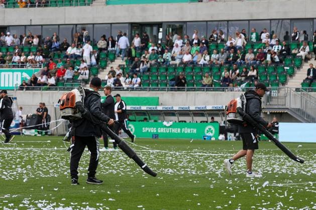 Kurzzeitige Spielunterbrechung nach Fan-Aktion von den Fuerther Fans, Ordner raeumem das Spielfeld auf, Spvgg Greuther Fuerth vs. SG Dynamo Dresden, DFL, 2. Bundesliga, Saison 2025 2026, Hinrunde, 1. Spieltag, 03.08.2025 DFB regulations prohibit any use of photographs as image sequences and or quasi-video Fuerth Bayern Deutschland
