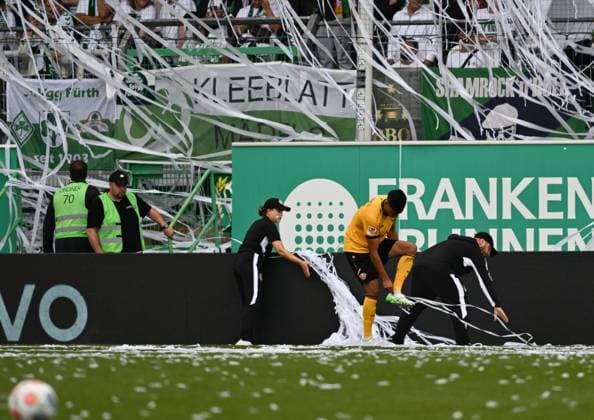 03.08.2025, xsltx, Fussball 2.Bundesliga, SpVgg Greuther Fuerth - Dynamo Dresden v.l. Fürther Choreografie mit Spielunterbrechung (DFL DFB REGULATIONS PROHIBIT ANY USE OF PHOTOGRAPHS as IMAGE SEQUENCES and or QUASI-VIDEO)