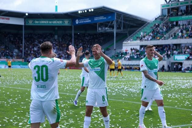 Torjubel der Mannschaft (Spvgg Greuther Fuerth) nach dem 3:1, Felix Klaus 30 (Spvgg Greuther Fuerth) und Mathias Olesen 8 (Spvgg Greuther Fuerth), Spvgg Greuther Fuerth vs. SG Dynamo Dresden, DFL, 2. Bundesliga, Saison 2025 2026, Hinrunde, 1. Spieltag, 03.08.2025 DFB regulations prohibit any use of photographs as image sequences and or quasi-video Fuerth Bayern Deutschland